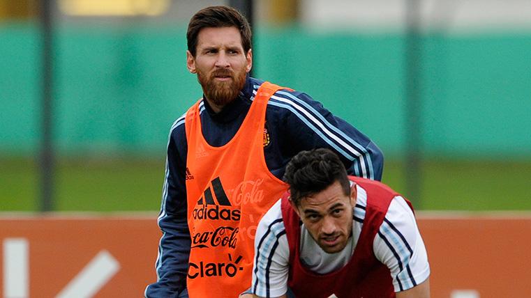 Messi y Lautaro Acosta en un entrenamiento con Argentina