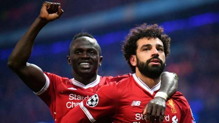 Sadio Mané, celebrando un tanto junto a Mo Salah