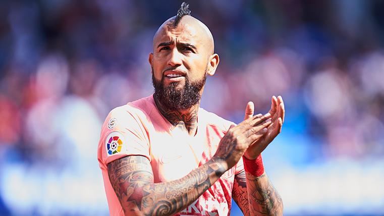 Arturo Vidal aplaude en un partido con el Barcelona