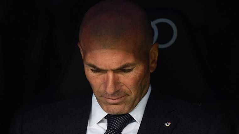 Zinedine Zidane, cabizbajo en el banquillo del Real Madrid