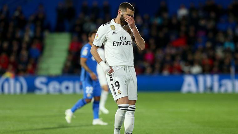 Benzema se lamenta en el partido contra el Getafe