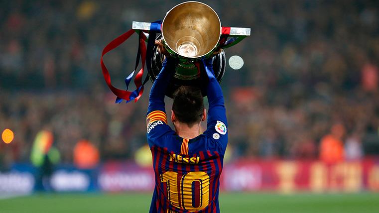 Leo Messi, levantando su décima Liga con el FC Barcelona