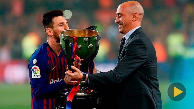 Messi recibe la copa de Luis Rubiales