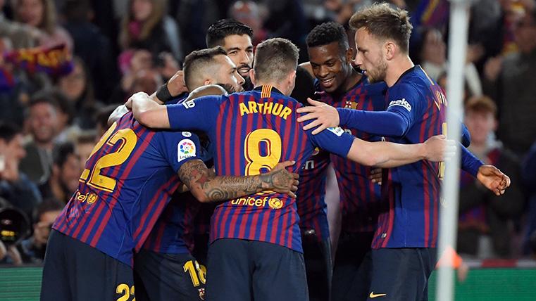 The players of the Barcelona celebrate the goal of Messi