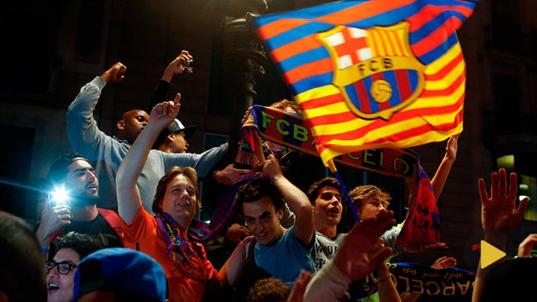 Aficionados del FC Barcelona celebrando el título de Liga en Canaletes