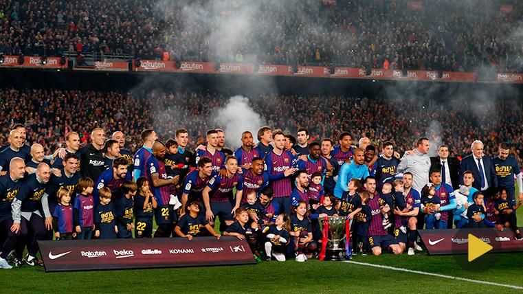 The FC Barcelona, celebrating the title of League beside the family