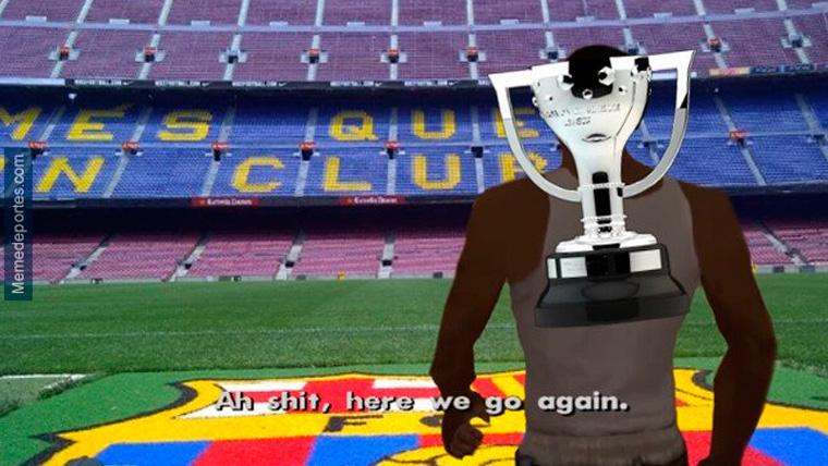 El trofeo de LaLiga, protagonista de los 'memes' del FC Barcelona campeón