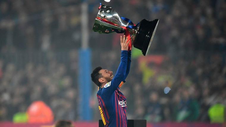 Leo Messi levanta el trofeo de LaLiga del FC Barcelona