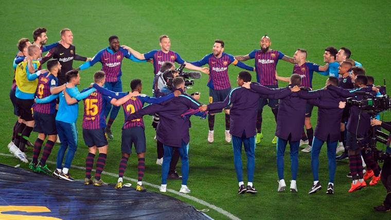 Los jugadores del FC Barcelona celebran el título de LaLiga