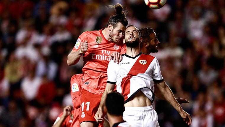 Gareth Bleat, trying cabecear a balloon against the Ray Vallecano