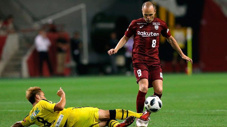 Iniesta tries to dribble to a rival with the Vissel Kobe