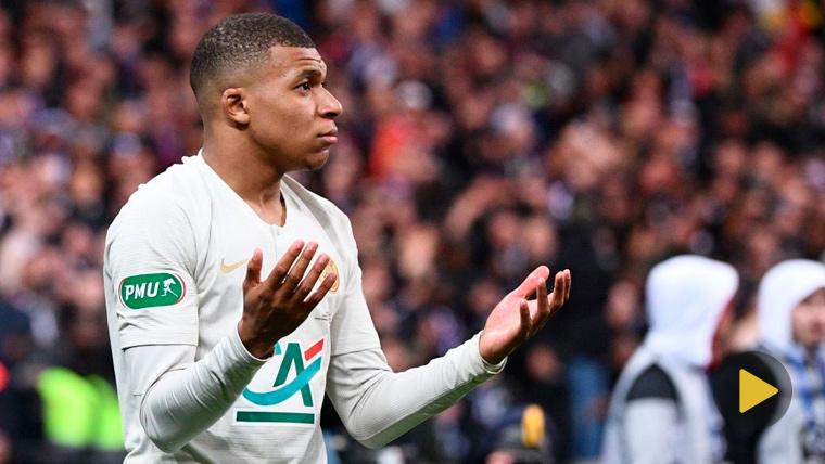 Kylian Mbappé Protests after an expulsion in a party of the PSG