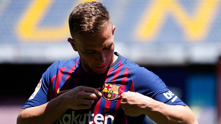 Arthur en su presentación con el FC Barcelona