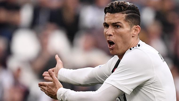 Cristiano Ronaldo complains of an action