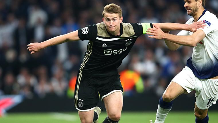 Matthijs Of Ligt runs to by a balloon with Llorente