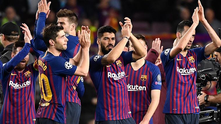 El FC Barcelona aplaude a su público tras el partido