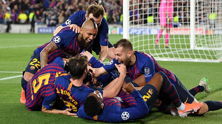 The players of the Barcelona celebrate a goal against the Liverpool