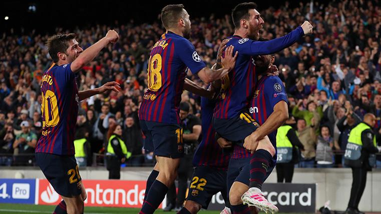 The players of the Barcelona celebrate a goal in front of the Liverpool