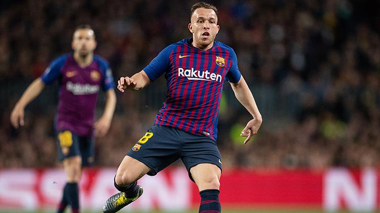 Arthur in a party with the Barcelona in league