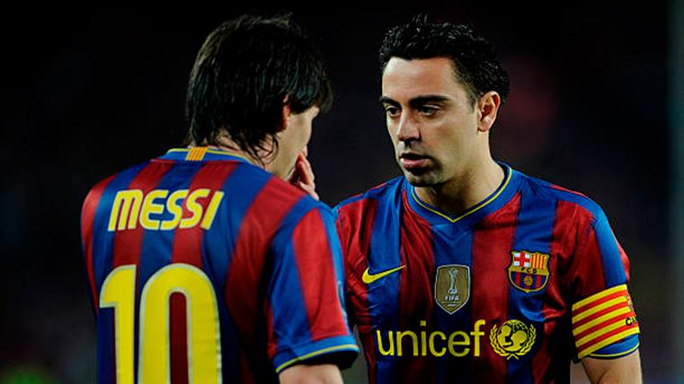 Xavi, ex capitán culé, junto a Messi