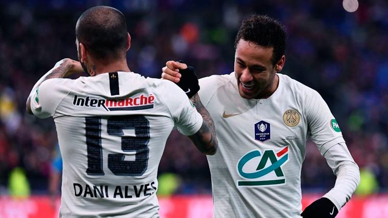Dani Alves y Neymar celebran un gol del PSG