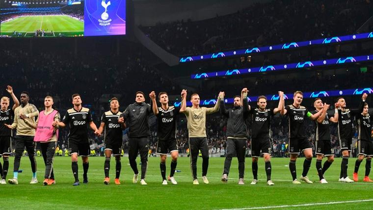 The players of the Ajax celebrate a victory in the Champions