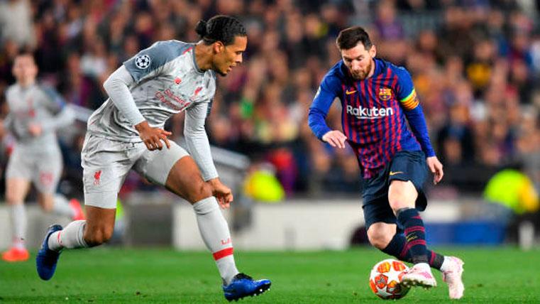 Virgil van Dijk, en una jugada con Leo Messi