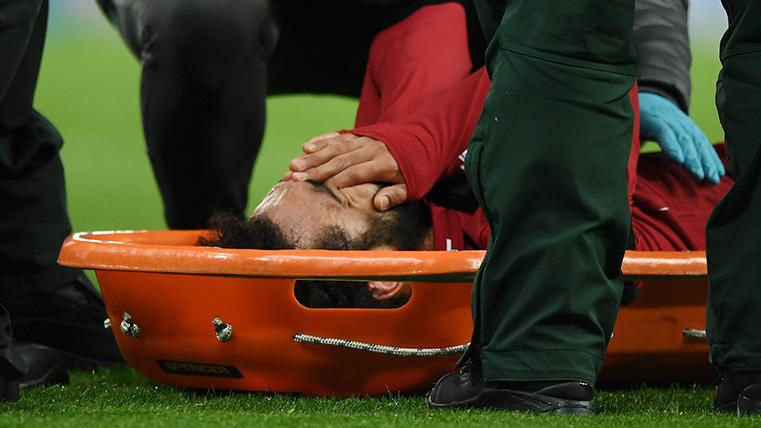 Mo Salah se lamenta en la camilla por su lesión