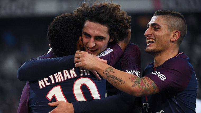 Neymar, Adrien Rabiot and Marco Verratti celebrate a goal of the PSG