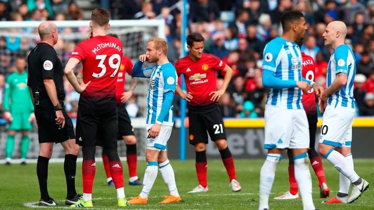 Los jugadores de Huddersfield y Manchester United se saludan tras un partido