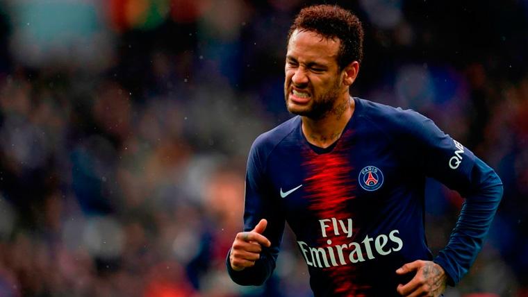 Neymar se lamenta en un partido del PSG