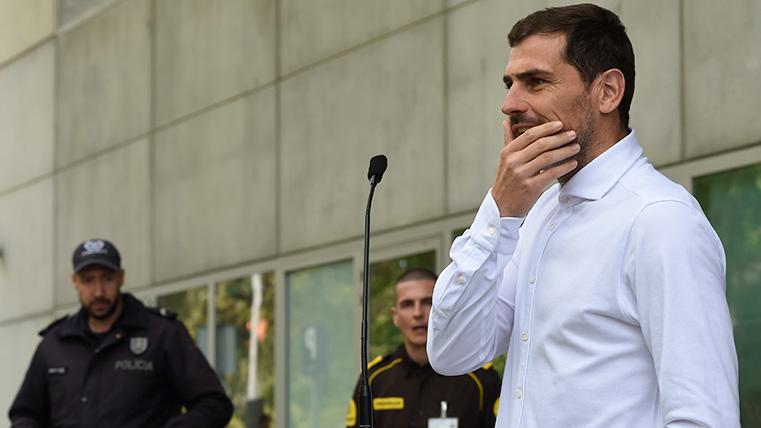 Iker Boxes to his exit of the hospital