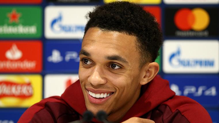 Alexander-Arnold en rueda de prensa antes del partido