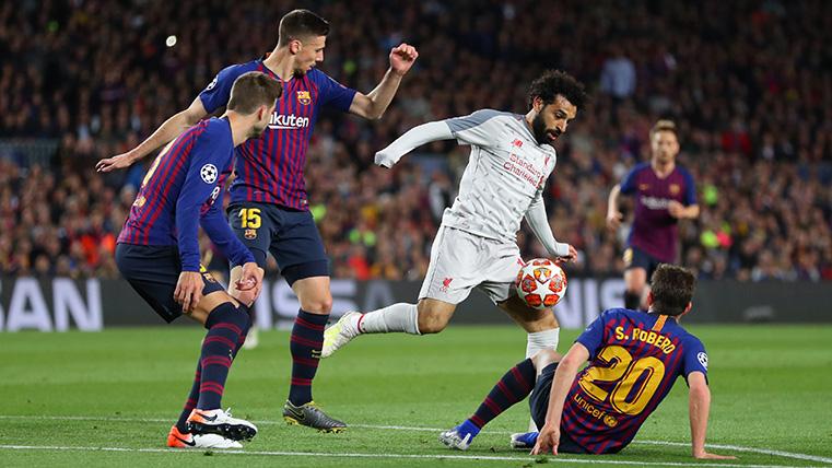 Mohamed Salah, intentando marcharse de los defensores del Barça