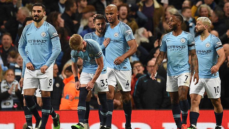 The players of the City celebrate the goal of Kompany