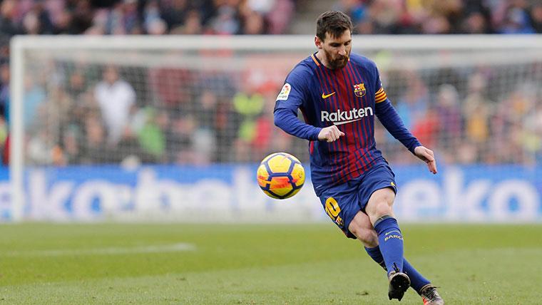 Leo Messi, tirando una falta