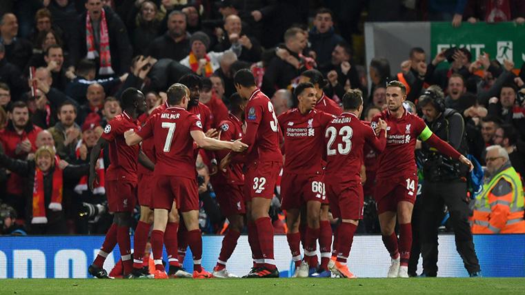 El Liverpool, celebrando uno de los goles de Wijnaldum
