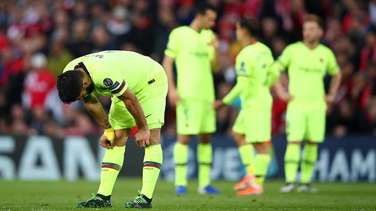 Luis Suárez and the players of the FC Barcelona, sunk in Anfield