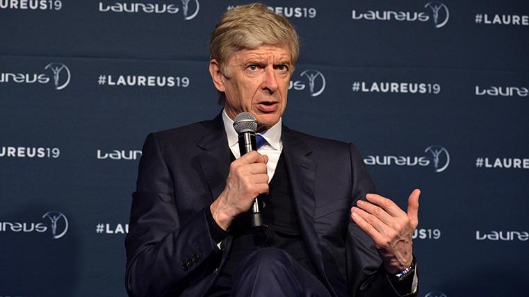 Wenger tiene la palabra en un acto