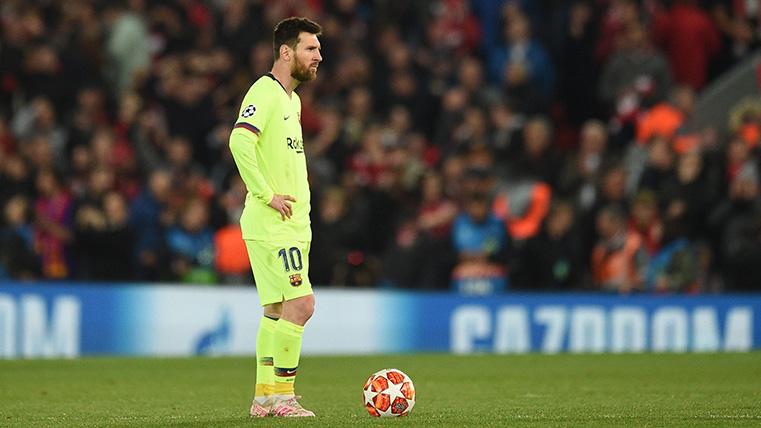 Leo Messi solo en el mediocampo del Liverpool