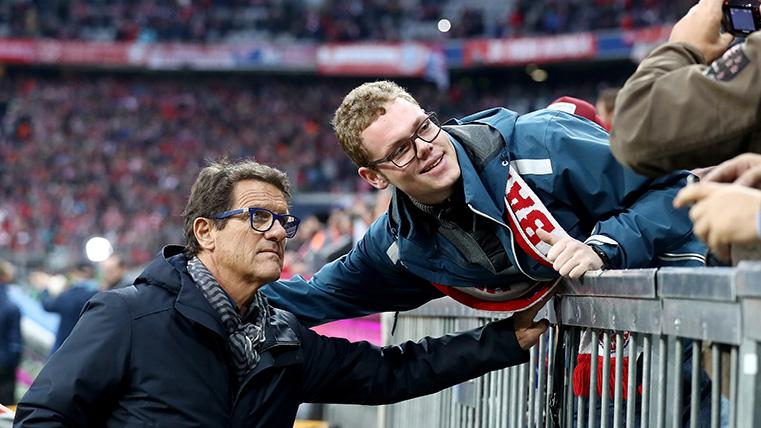 Fabio Capello, photographing with a fan in an image of archive