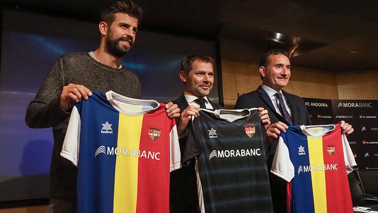 Gerard Piqué, posando con directivos del Andorra y la camiseta del club