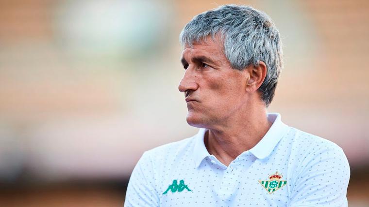 Quique Setién en un partido con el Real Betis