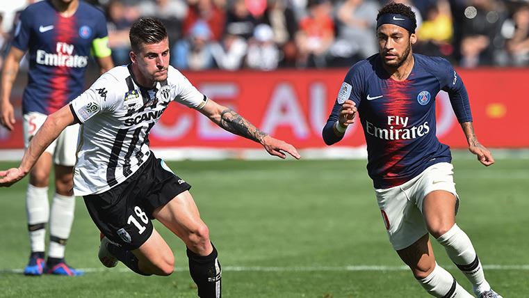 Neymar In an action of the party in front of the Angers