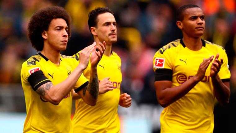 The players of the Borussia Dortmund celebrate a triumph in the Bundesliga