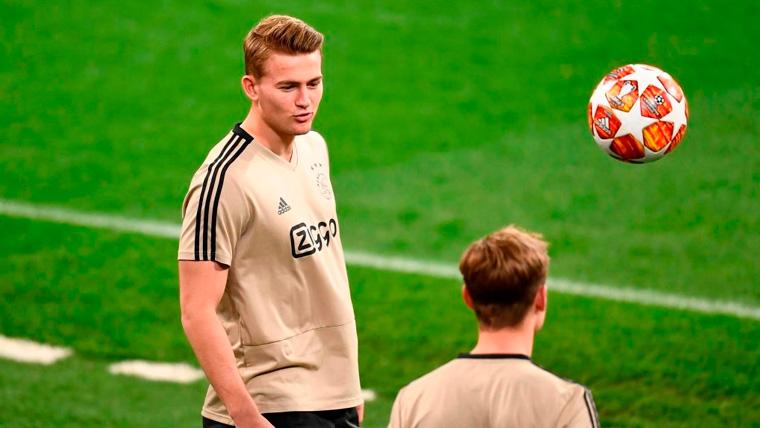 Matthijs Of Ligt in a training of the Ajax