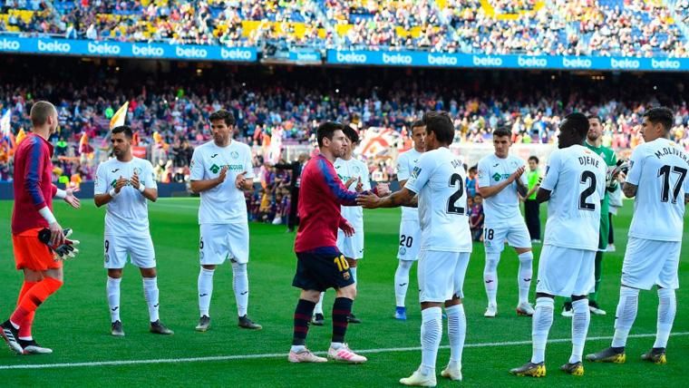 Los jugadores del Getafe hacen el pasillo a un FC Barcelona campeón de LaLiga
