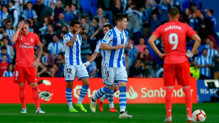 The players of the Real Sociedad celebrate a goal to the Real Madrid