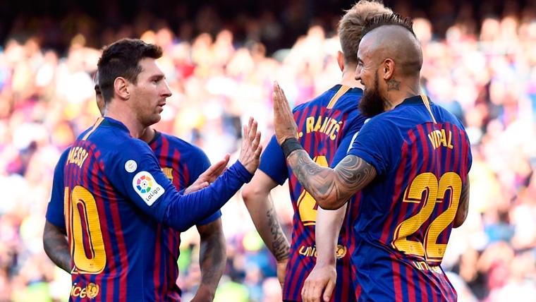 Leo Messi y Arturo Vidal celebran un gol del FC Barcelona