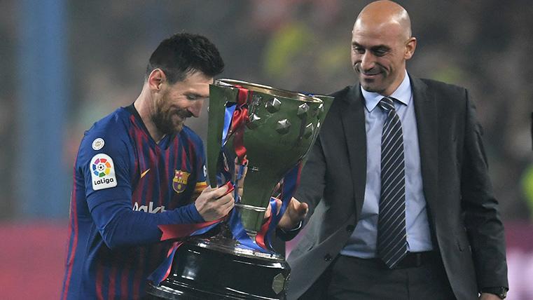 Luis Rubiales, entregando a Leo Messi la copa de campeón de Liga